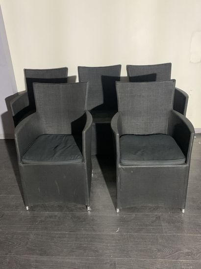 null Un lot comprenant : 

- 5 fauteuils noirs en résine

- 1 meuble bas avec un...