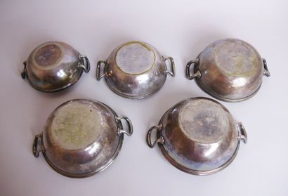 null Lot of silver plated metal including: 

7 plain silver plated metal cassolettes,...