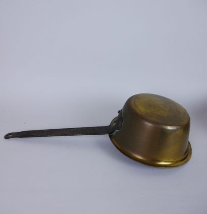 null Lot of copper objects including: 

A saucepan. Dimensions: 9,5 x 18,5 cm

A...