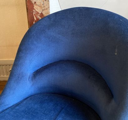 null Pair of blue velvet armchairs, the feet slightly arched in natural wood. 

Dimensions:...