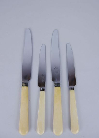 null Suite de 12 grands et 12 petits couteaux en métal argenté et ivoire. 

Longueurs :...