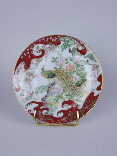 null Lot of enamelled ceramic trinkets in the Asian taste including : 

A vase roll,...