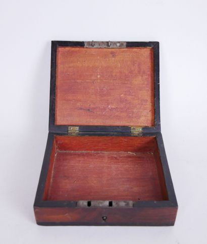 null Lot of 4 boxes including : 

A rectangular box in veneer, with black marquetry...