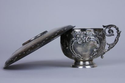 null Tasse et sous-tasse en argent 950 millièmes à décor de cartouche portant le...