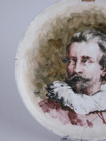 null Frans DAUGE (1831-1895)

Paire de petits plats en faïence à décor peint de personnages....