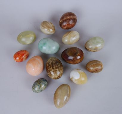 null Lot of eggs in hard stone and various, different sizes and colors. 

Height...