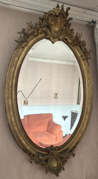 Oval gilded wood mirror with engraved decoration...
