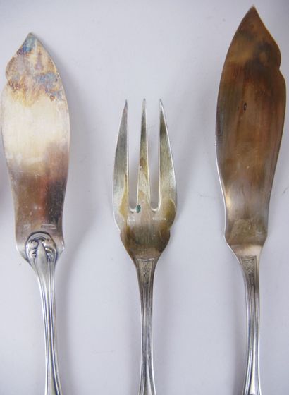  ERCUIS 
Suite of 12 silver plated fish cutlery with laurel leaves and foliage decoration....
