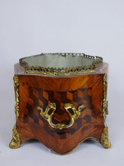 null Planter of table of form moved in marquetry of cube in wood of pink and amaranth...