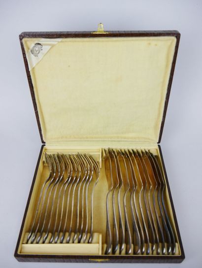 null ERCUIS 

Suite of 12 silver plated fish cutlery with laurel leaves and foliage...