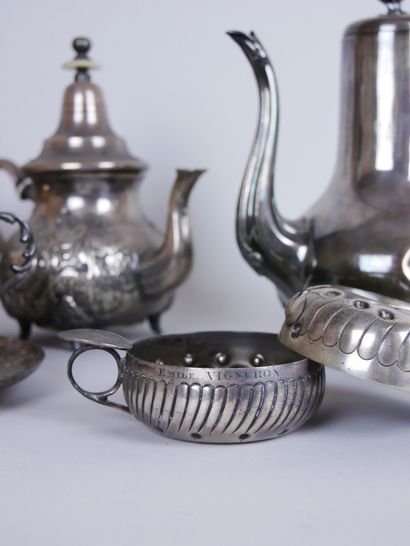 null Lot in silver plated metal including : 

2 wine tasters with gadroon decoration....