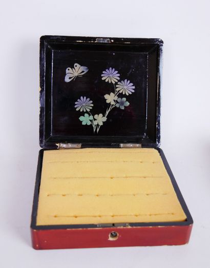 null Lot of 4 boxes including : 

A rectangular box in veneer, with black marquetry...