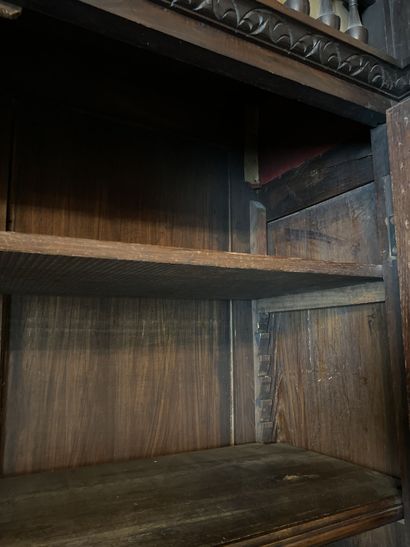 null Bibliothèque en bois noirci ouvrant à deux portes à décor de vitraux multicolore,...