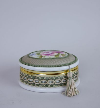 null Lot of porcelain candy boxes including: 

BERRY LIMOGES France. Round covered...