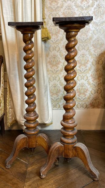 null Pair of sellets in natural wood turned resting on a tripod base, the base of...