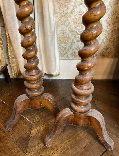 null Pair of sellets in natural wood turned resting on a tripod base, the base of...