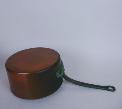 null Lot of copper objects including: 

A saucepan. Dimensions: 9,5 x 18,5 cm

A...