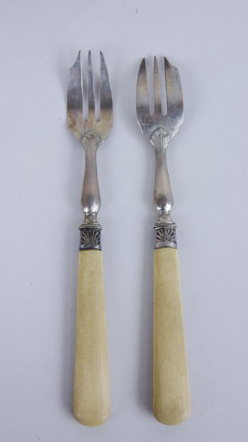 null Suite of 12 cake forks in gilded metal and yellow tinted resin. Length : 16,5...