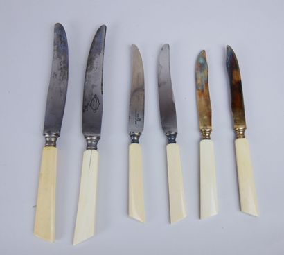 null NOUBLANCHE à Paris 

Suite de 36 couteaux de tailles diverses en métal et os...