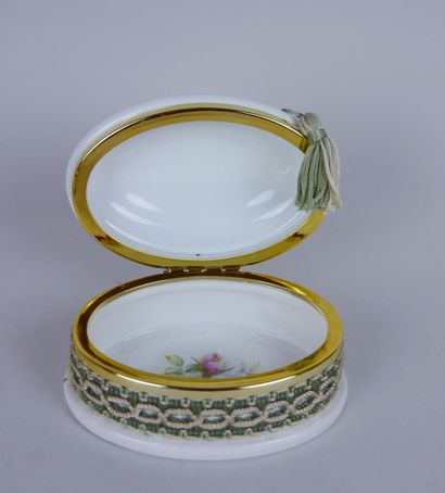 null Lot of porcelain candy boxes including: 

BERRY LIMOGES France. Round covered...