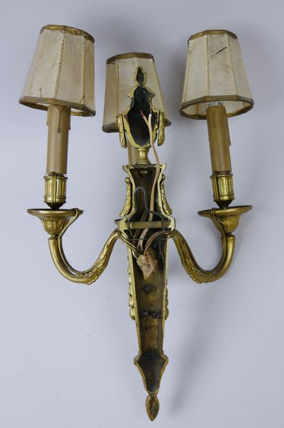 null Pair of ormolu sconces with 3 lights decorated with acanthus leaves topped by...