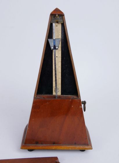 null Lot of trinkets including : 

MAELZEL, Metronome of pyramidal shape in brass...