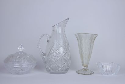 Lot of glassware including : 
2 carafes with...