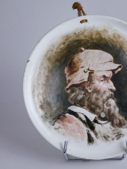 null Frans DAUGE (1831-1895)

Paire de petits plats en faïence à décor peint de personnages....