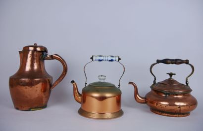 Lot of copper objects including: 
A saucepan....