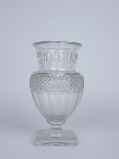 BACCARAT 
Vase à piédouche en cristal taillé...