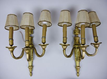 null Pair of ormolu sconces with 3 lights decorated with acanthus leaves topped by...