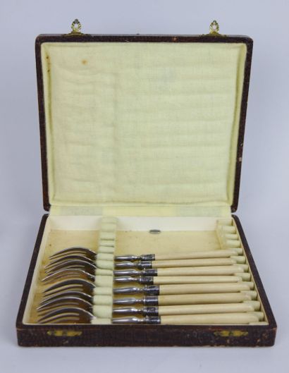 null Suite of 12 cake forks in gilded metal and yellow tinted resin. Length : 16,5...