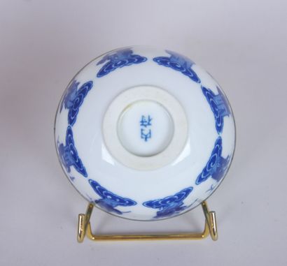 null Lot of enamelled ceramic trinkets in the Asian taste including : 

A vase roll,...