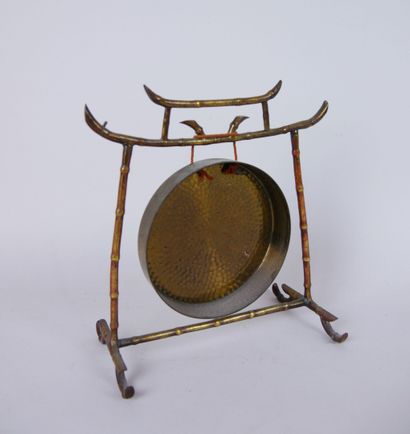 null Gong in gilded metal, the support in metal with decoration of bamboo, the gong...