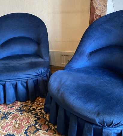 null Pair of blue velvet armchairs, the feet slightly arched in natural wood. 

Dimensions:...