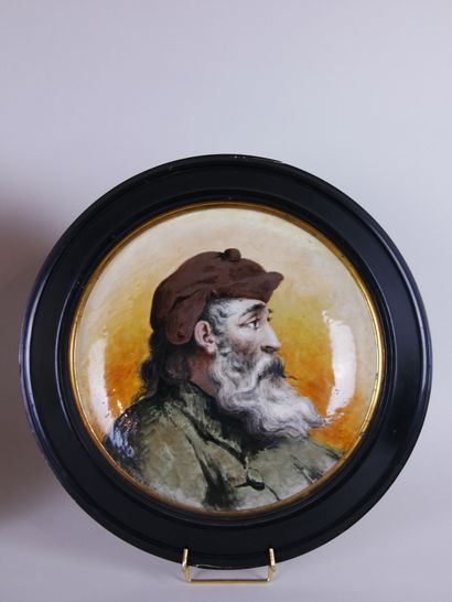 null Frans DAUGE (1831-1895)

Paire de plats en faïence peint à la main représentant...