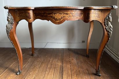 null A violin-shaped middle table in veneer with inlaid decoration of flowers, plants...