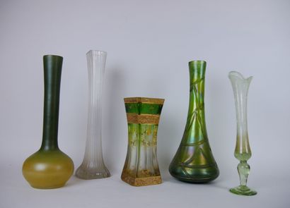 null Lot of glassware including : 

A vase with square base in green tinted glass...