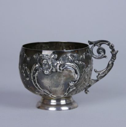 null Tasse et sous-tasse en argent 950 millièmes à décor de cartouche portant le...