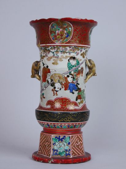 null Lot of enamelled ceramic trinkets in the Asian taste including : 

A vase roll,...