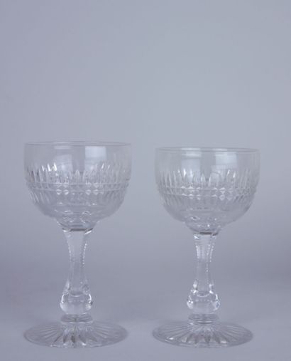 null Set of 17 white wine glasses in cut crystal with lattice decoration. 

Height:...