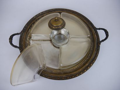 null Lot in silver plated metal including : 

A covered butter dish on its display...