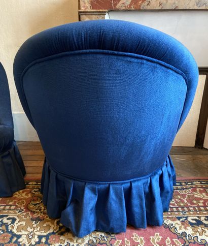 null Pair of blue velvet armchairs, the feet slightly arched in natural wood. 

Dimensions:...