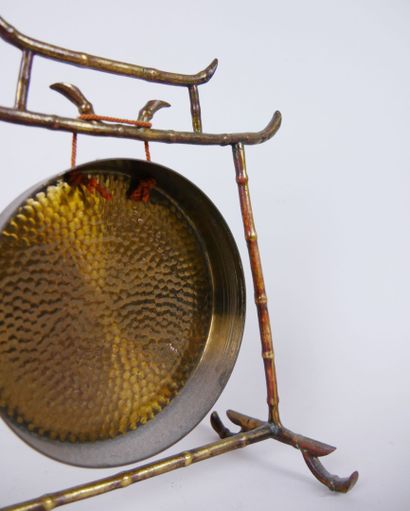 null Gong en métal doré, le support en métal à décor de bambou, le gong en métal...
