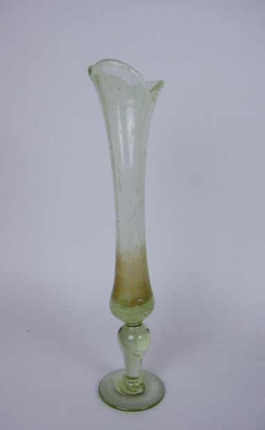 null Lot of glassware including : 

A vase with square base in green tinted glass...