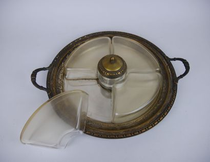 null Lot in silver plated metal including : 

A covered butter dish on its display...