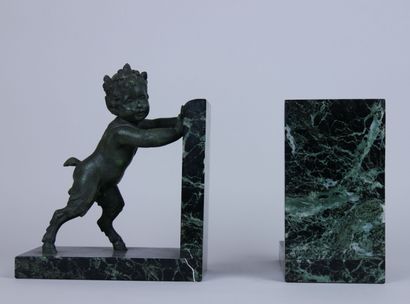 null Émile Joseph CARLIER (1849-1927).

Pair of bookends in regula with a green patina,...
