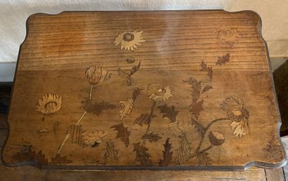 null Table volante en bois naturel sculpté à décor marqueté de fleurs de pavot, à...