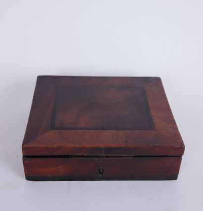 null Lot de 4 boîtes comprenant : 

Une boite rectangulaire en bois de placage, à...