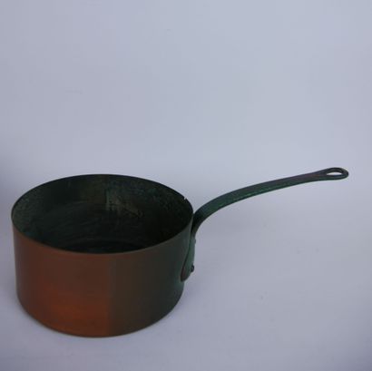null Lot of copper objects including: 

A saucepan. Dimensions: 9,5 x 18,5 cm

A...